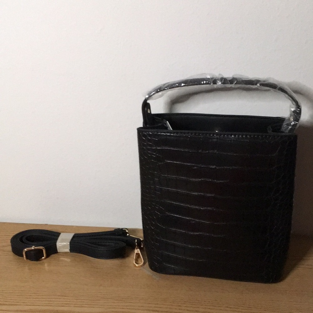 New Women’s AOTA Black Vegan Croc-Embossed Handbag with Strap Size 8.5”x8.5”x5”